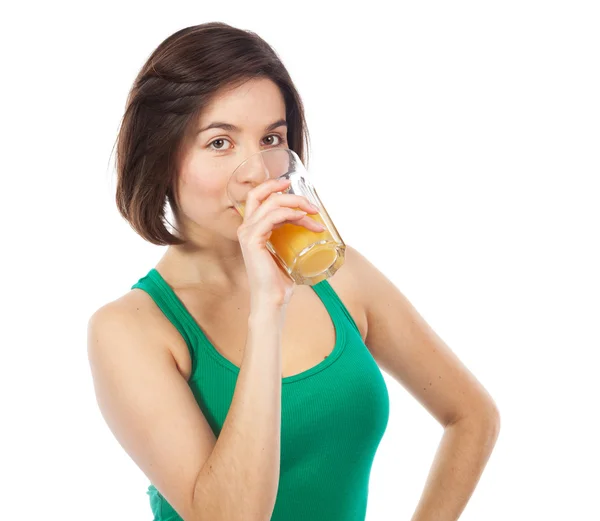 Morena bonita bebendo um suco de laranja — Fotografia de Stock