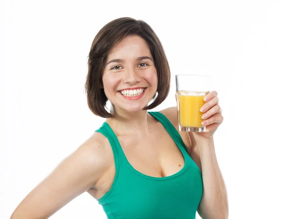 Jovem alegre bebendo um suco de laranja — Fotografia de Stock