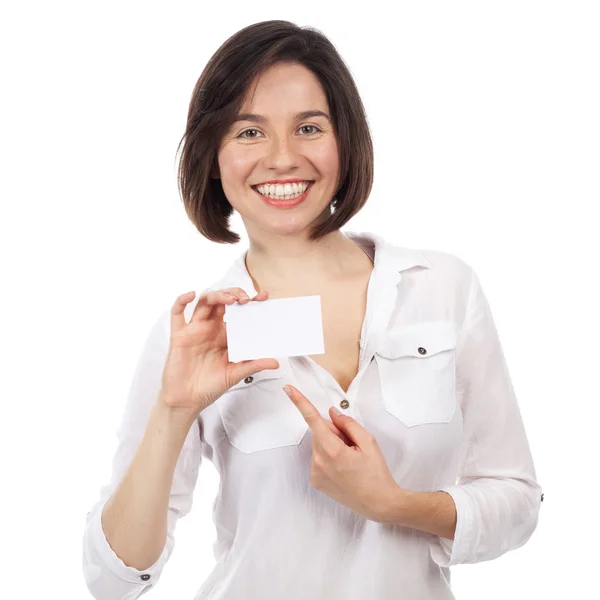 Sonriente joven belleza mostrando una tarjeta de visita blanca — Foto de Stock