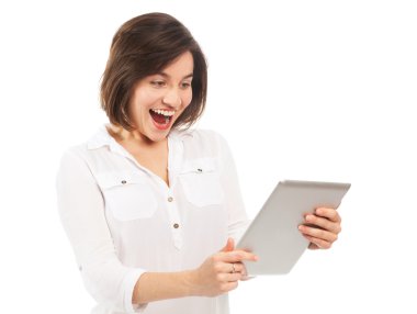 Elektronik bir tablet ile neşeli genç kadın