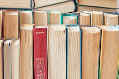Bir kitap kütüphane birçok antika kitaplar. Kitap dükkanı kavramı
