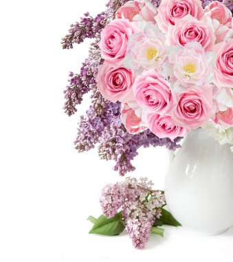 Beyaz arka planda izole edilmiş vazodaki güzel çiçek buketi, mesajınız için yeri olan tebrik kartı şablonu