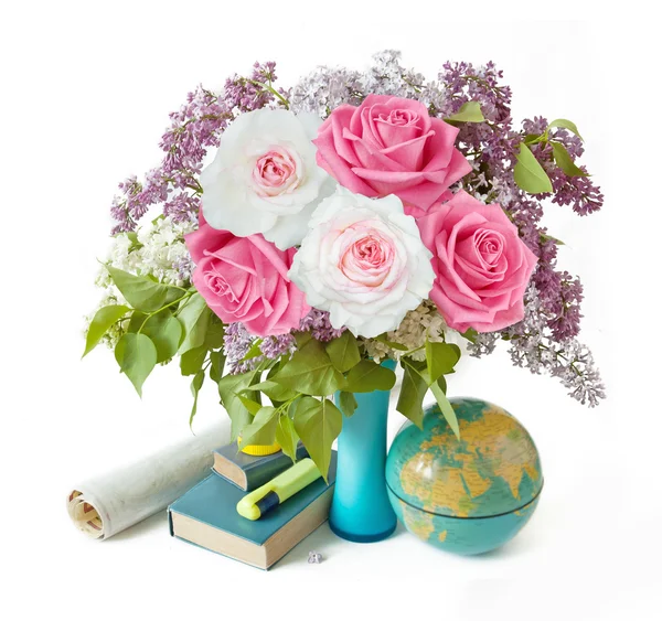 Güzel Çiçekler Beyaz Arka Planda Okul Malzemeleri — Stok fotoğraf