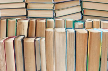 Bir kitap kütüphane birçok antika kitaplar. Kitap dükkanı kavramı