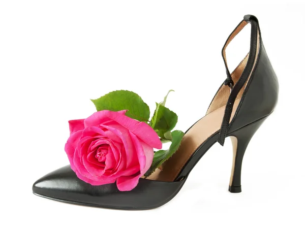 Vrouwelijke Zwarte Schoen Met Roos Witte Achtergrond — Stockfoto