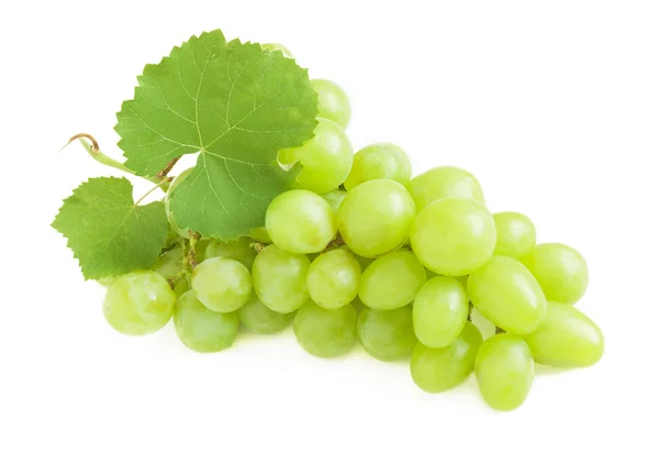 Cacho Uvas Verdes Frescas Isoladas Sobre Fundo Branco — Fotografia de Stock