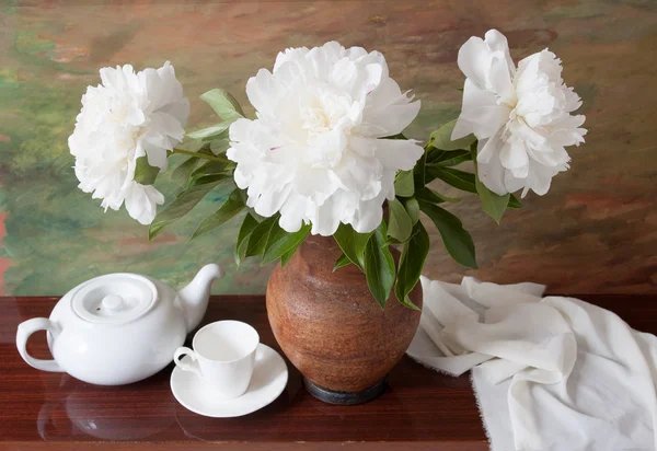 Vacker Vit Pion Blommor Vas Ett Träbord Med Kopp — Stockfoto