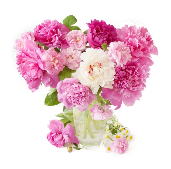 白い背景に隔離されたガラスの花瓶にピンクの牡丹の花 — ストック写真