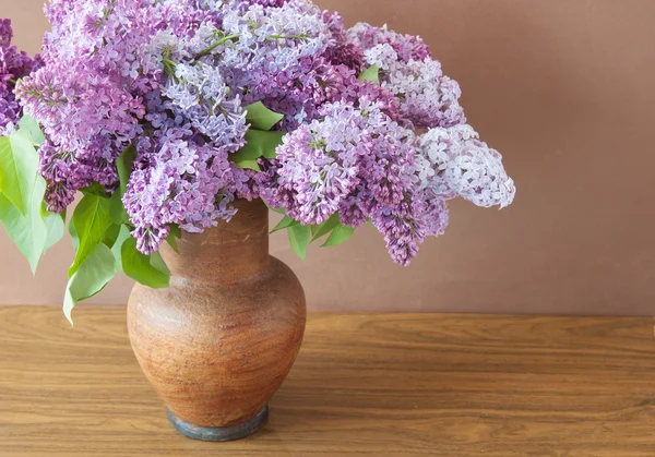 Schöne Fliederfarbene Blumen Einer Vase Auf Einem Hölzernen Hintergrund — Stockfoto