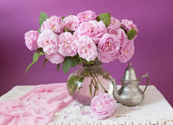 Mooie Roze Rozen Vaas Houten Ondergrond — Stockfoto