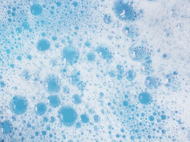 Beyaz köpüklü mavi suyun soyut arkaplanı