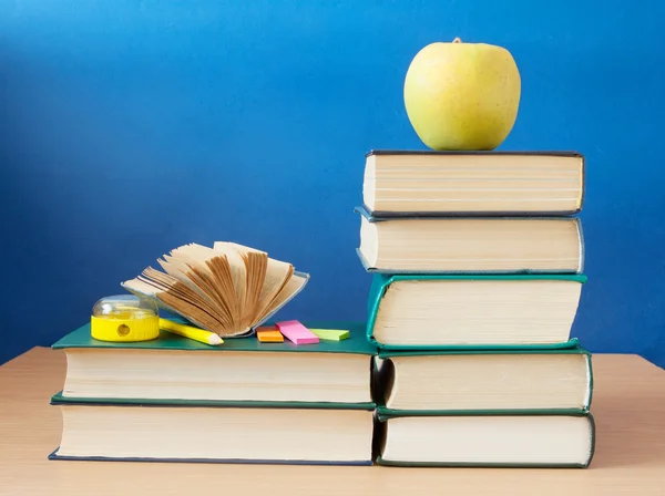 Stapel Boeken Apple Een Houten Tafel — Stockfoto