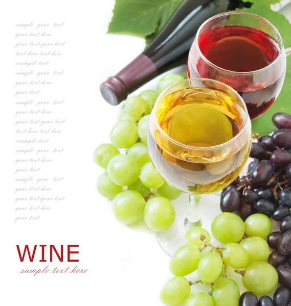 Verres Vin Raisins Sur Fond Blanc — Photo