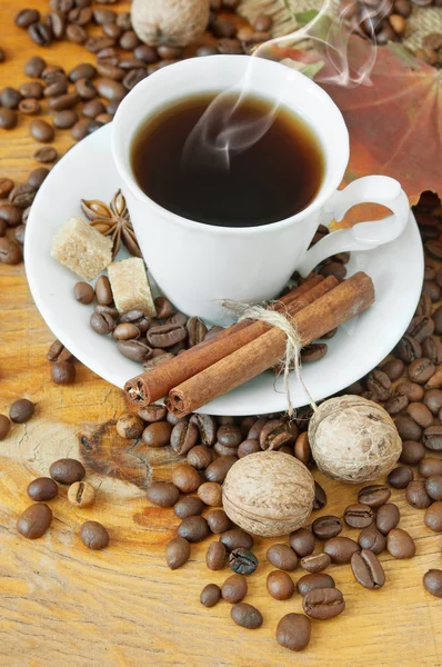 Kaffeetasse Mit Zimtstangen Und Anis Auf Holzgrund — Stockfoto