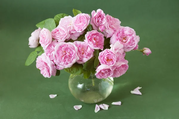 Schöner Strauß Rosa Rosen Auf Grünem Hintergrund — Stockfoto