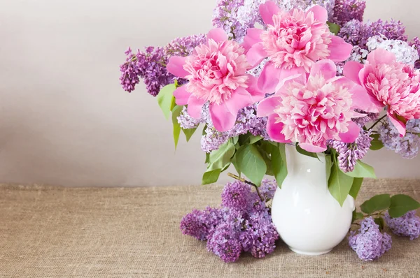 Bellissimo Bouquet Peonie Rosa Lillà Uno Sfondo Leggero — Foto Stock