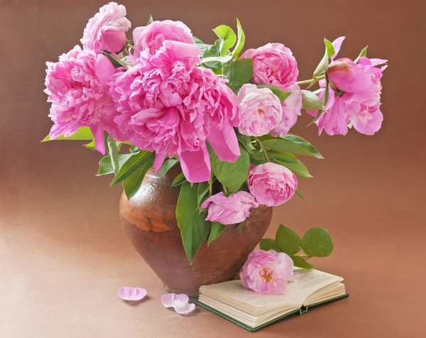 Beautiful Bouquet Pink Peonies Open Book Wooden Background — Stock Photo, Image