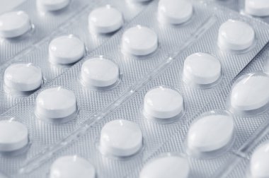 Su toplamış beyaz haplar.