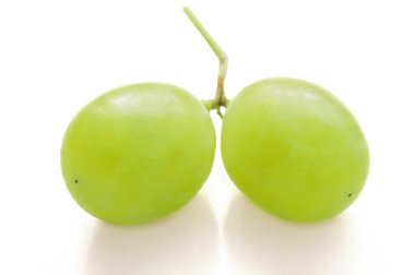 Beyaz arkaplanda izole edilmiş yeşil üzümler