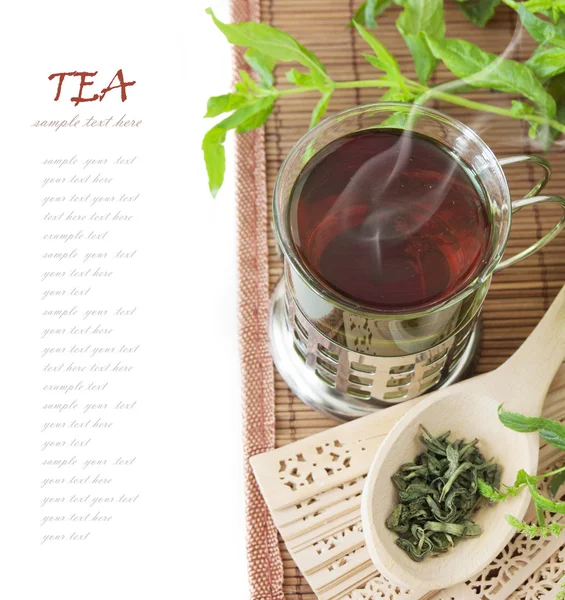 白を基調としたお茶と緑のミントの葉 — ストック写真