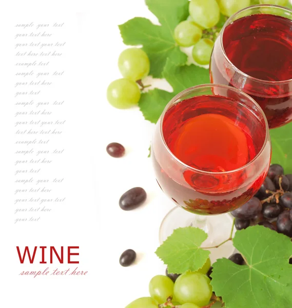 Verres Vin Rouge Raisins Sur Fond Blanc — Photo