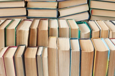 eski renk kitap masada ve açık yeşil bir arka plan üzerinde kazık