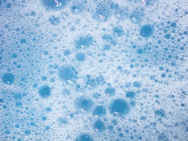 Beyaz köpük baloncukları, makro, izole edilmiş, mavi arkaplan