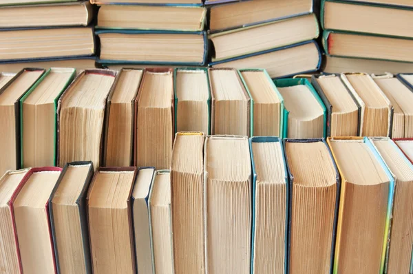 eski renk kitap masada ve açık yeşil bir arka plan üzerinde kazık