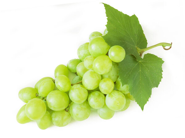Свежий зеленый виноград с листьями. Изолированные на белом
