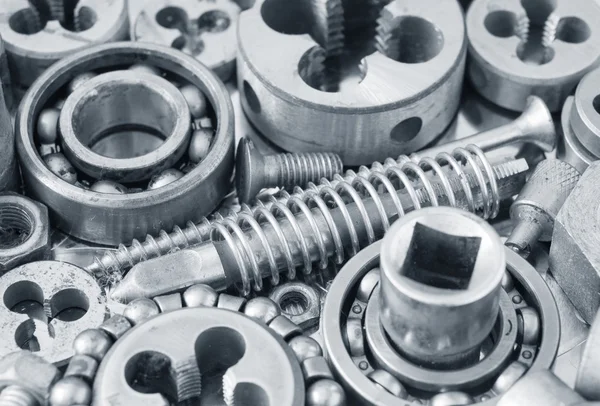 Metal fındık ve cıvatalar, çelik alet arka planı