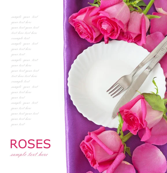 Hermosas Rosas Rosadas Plato Con Cuchillo Tenedor Fondo Cubertería Con — Foto de Stock