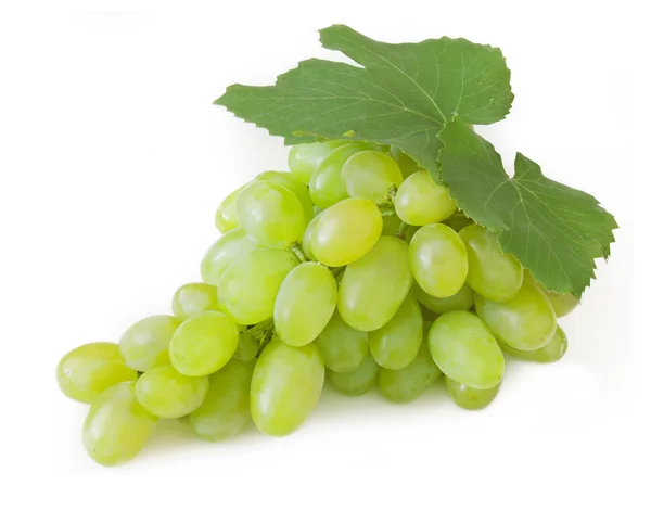 Uvas verdes frescas com folhas. Isolado em branco — Fotografia de Stock