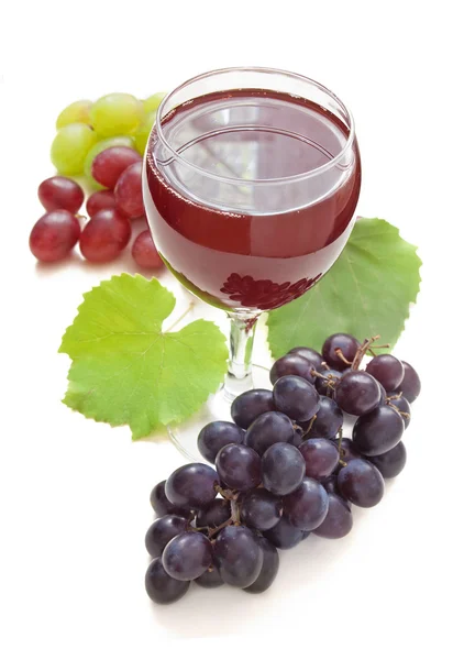 Copo de vinho tinto e branco e uvas isoladas sobre fundo branco — Fotografia de Stock