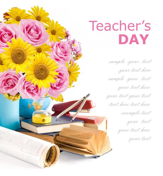 Ημέρα του δασκάλου (μπουκέτο λουλούδια με τριαντάφυλλα, ηλιοτρόπια και asters, Χάρτης και βιβλία που απομονώνονται σε λευκό) — Φωτογραφία Αρχείου