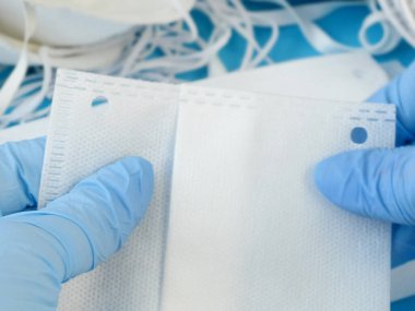 Yüksek koruma seviyesine sahip bir sürü tıbbi maske. Koronavirüse karşı koruma. Resretorlar üretim, paketleme ve teslimat. Yakın çekim.
