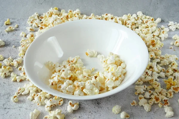 Chutný Popcorn Bílé Míse Horní Pohled — Stock fotografie