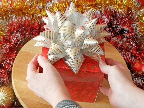 Große Geschenkschachtel Mit Schleife Rotation Frohe Weihnachten Und Frohes Neues — Stockfoto