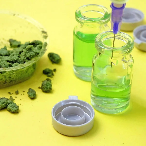 医療用マリファナとビンと注射器の油 個人的な使用のための大麻のレシピ 法的軽い薬が処方 代替療法や薬 — ストック写真