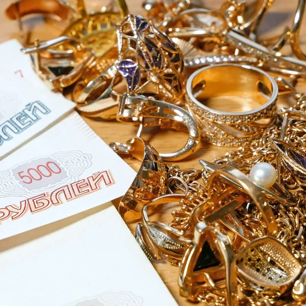 金と銀とお金の宝石スクラップ質屋のコンセプト — ストック写真