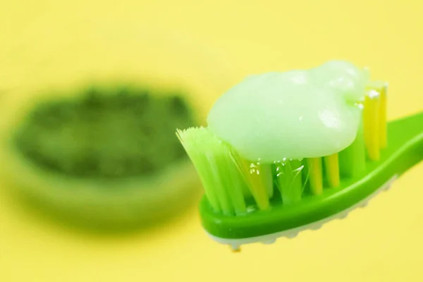 Kosmetyk Kremem Konopnym Pasta Zębów Rośliną Marihuany Tle Koncepcja Kosmetyków — Zdjęcie stockowe