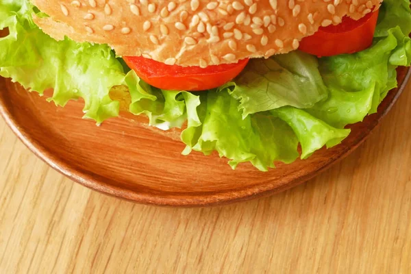 Frischer Veganer Burger Mit Salat Und Tomaten Das Konzept Der — Stockfoto
