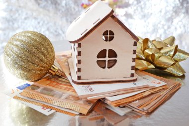 Ahşap ev modeli, altın çikolata sikkeleri ve yeni yıl dekorasyonları fotokopi alanı, xmas arka planı, Welth konsepti. Yeni ev konsepti için yeni yıl satışları