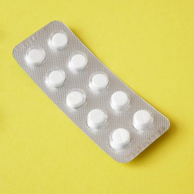 Kabarcıklar ve kapsüllerde bir sürü hap, ilaç. Coronavirüs tedavisi