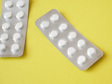 Kabarcıklar ve kapsüllerde bir sürü hap, ilaç. Coronavirüs tedavisi