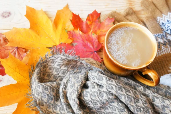 Hösten Faller Löv Varm Ångande Kopp Morgonkaffe Och Varm Halsduk — Stockfoto