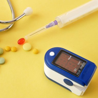 Birçok hap, steteskop, parmak ucu için nabız oksimetresi kan akışının eş zamanlı izlenmesi ve masadaki transkütanöz oksijen, yakın çekim