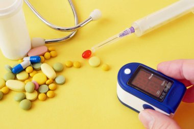 Birçok hap, steteskop, parmak ucu için nabız oksimetresi kan akışının eş zamanlı izlenmesi ve masadaki transkütanöz oksijen, yakın çekim