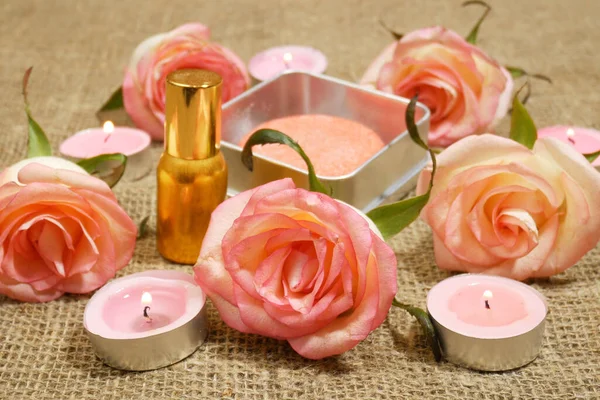 Eine Flasche Parfüm Seife Mit Rosa Rosen Blumen Und Kerzen — Stockfoto