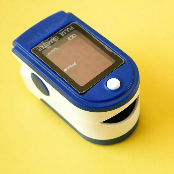Mnoho Pilulek Stetoskop Pulsní Oxymetr Pro Špičku Prstu Simultánní Monitorování — Stock fotografie