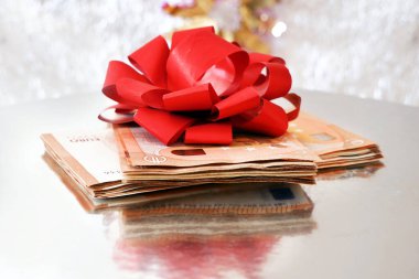 Gümüş Xmas arka planında yay rotasyonlu para yığını, mutlu noeller, mutlu yıllar, zenginlik ve sağlık, yakın çekim 